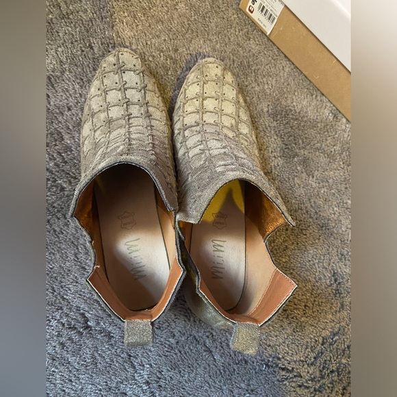 SOLD*Suede Booties - size 7 - Like New - Picture 4 of 4